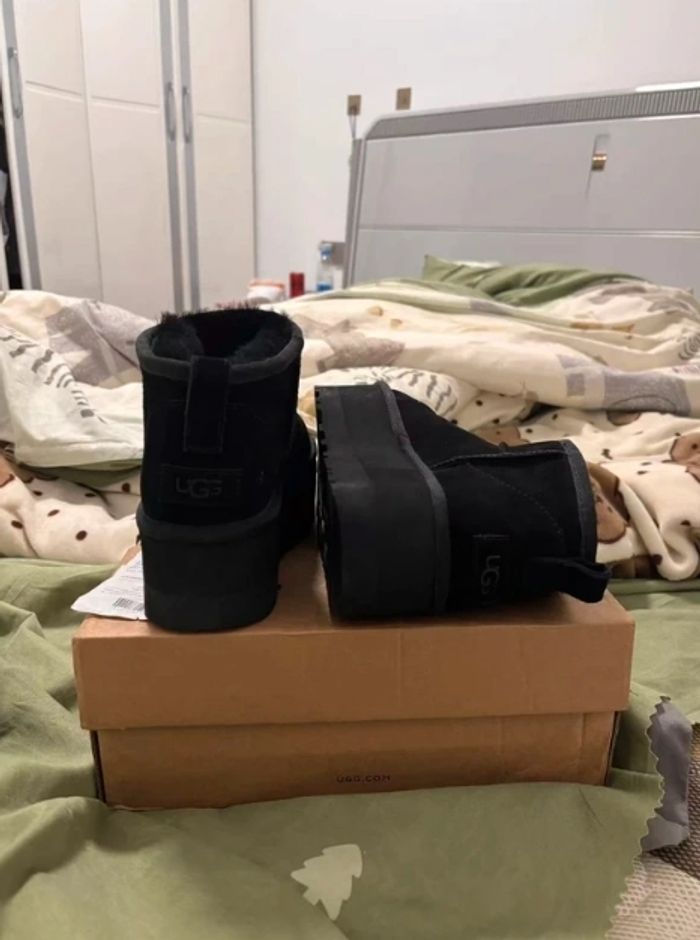 Bottes de neige UGG à talons hauts, noires, pointure 37 - photo numéro 5