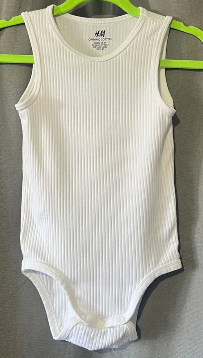 Lot de 4 bodys coton H&M mixte excellent état très peu porté taille 18 mois / 2 ans - photo numéro 4