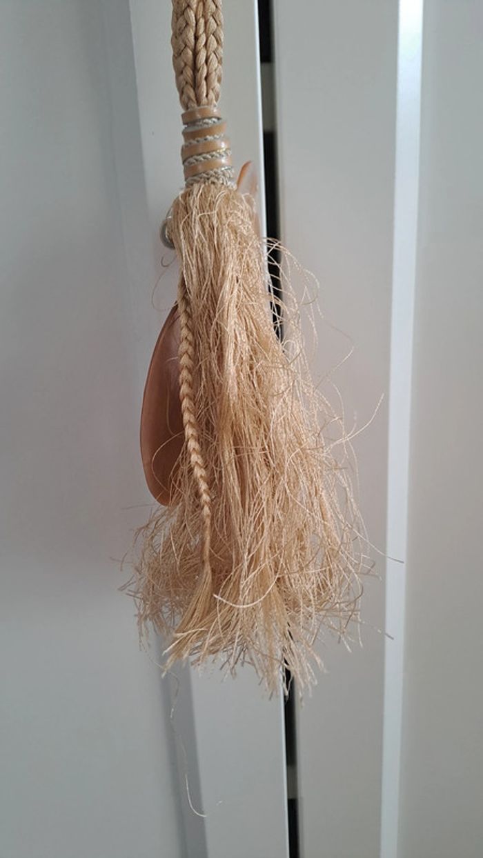 collier avec gros coquillage en nacre rose, en très bon état - photo numéro 2