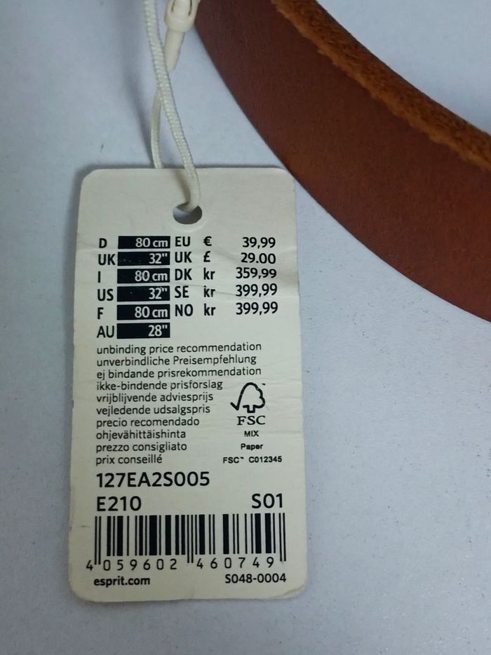 Ceinture en cuir de bovins de marque esprit 
Longueur 80 cm largeur 4 cm 
Prix en boutique 39 euros 
neuve jamais portée 
Envoi rapide
J ai encore une taille 80 et 90 cm - photo numéro 3