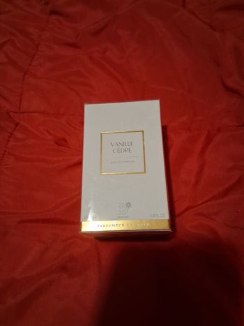 Parfum vanille cedre neuf