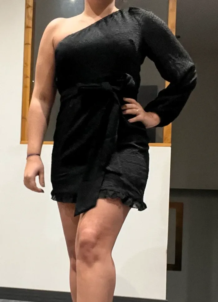 Mini robe noire sexy une manche