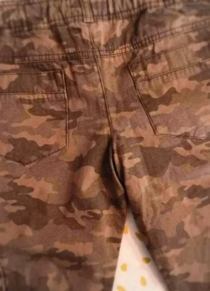 Pantalon  camouflage  très bon  état  9  ans - photo numéro 4
