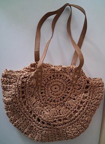 Sac à main zippé en paille ajourée beige