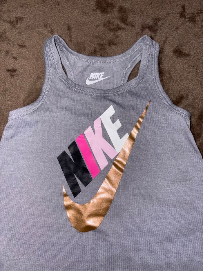 Débardeur Nike fille taille 12 mois gris en très bon état
