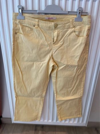 Pantalon 3/4 jaune pale