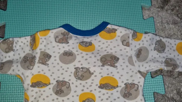 Pyjama léger le roi lion 1 mois en bon état - photo numéro 8