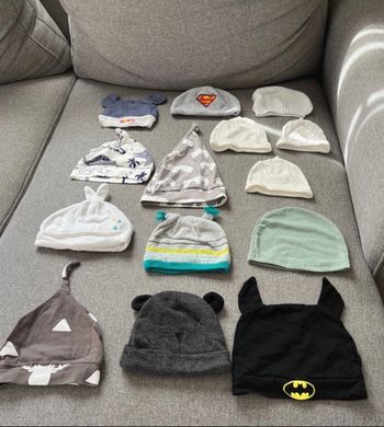 Lot de 16 bonnets bébé