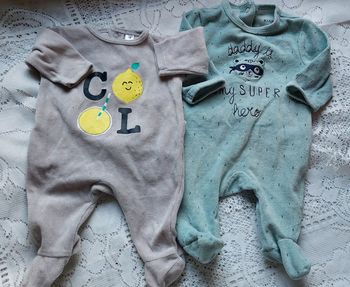 Lot de 2 pyjamas bébé, en très bon état, taille 1 mois