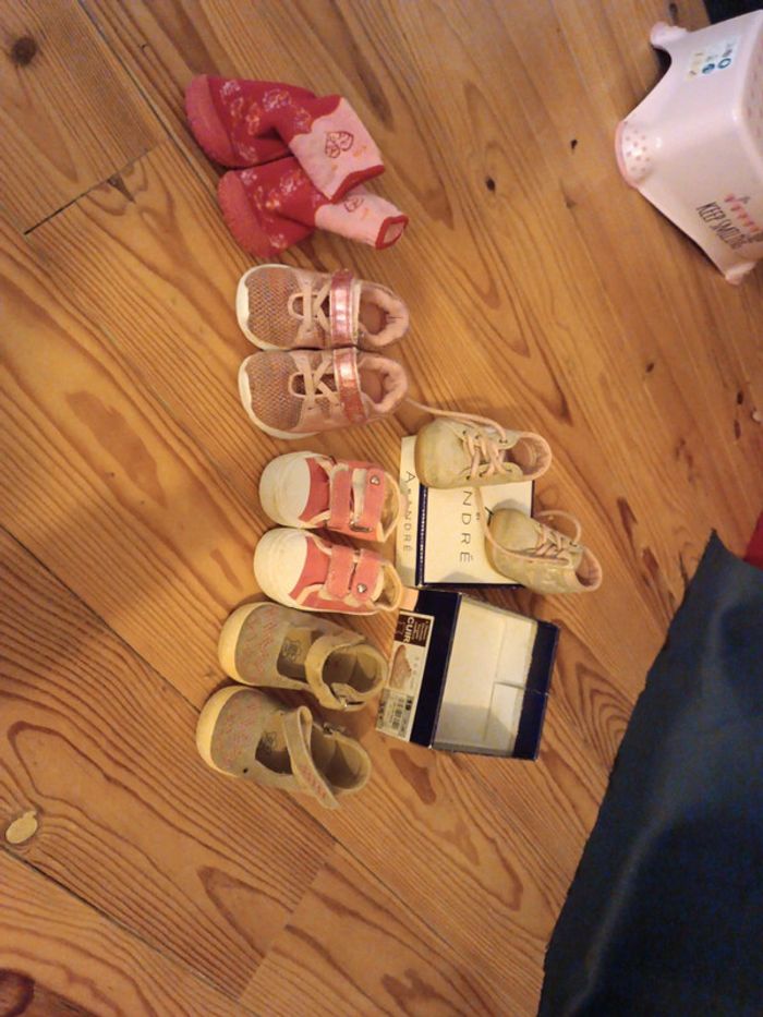 Lot chaussures et une paire de chausson 19 et 20 fille