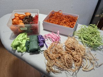 Gros lot de raphias naturels et colorés pour divers loisirs créatifs + fleurs oranges neuves