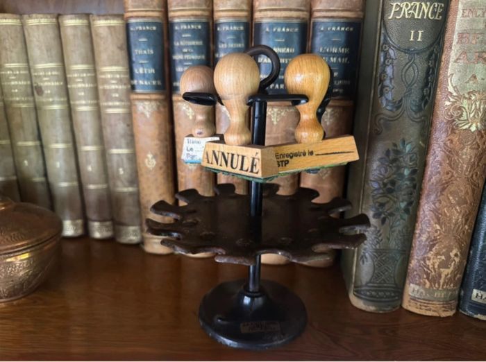 Porte-tampons ancien avec 7 tampons bois – métal noir – Jacquard Genève - photo numéro 2