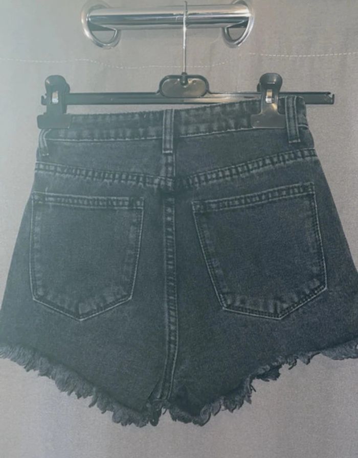 Short en jean noir clouté et destroy – Daysie – Neuf avec étiquette - photo numéro 4