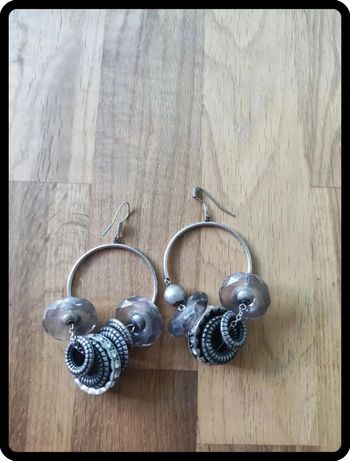 Boucles d'oreilles fantaisie argentées – Très bon état