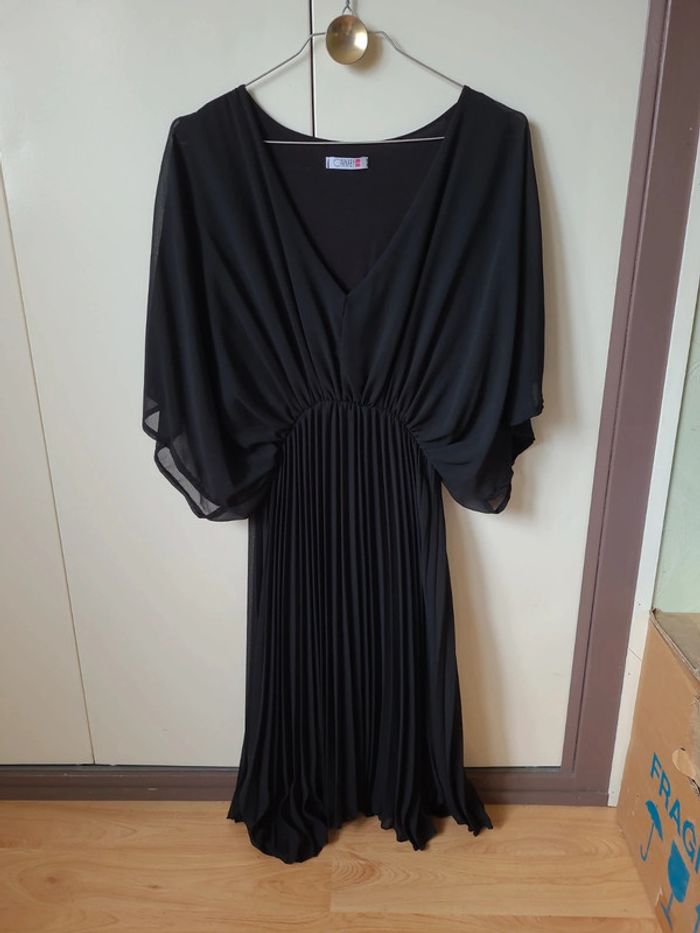 Robe noir midi avec manches courtes chauve-souris