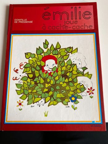Emilie joue a cache-cache