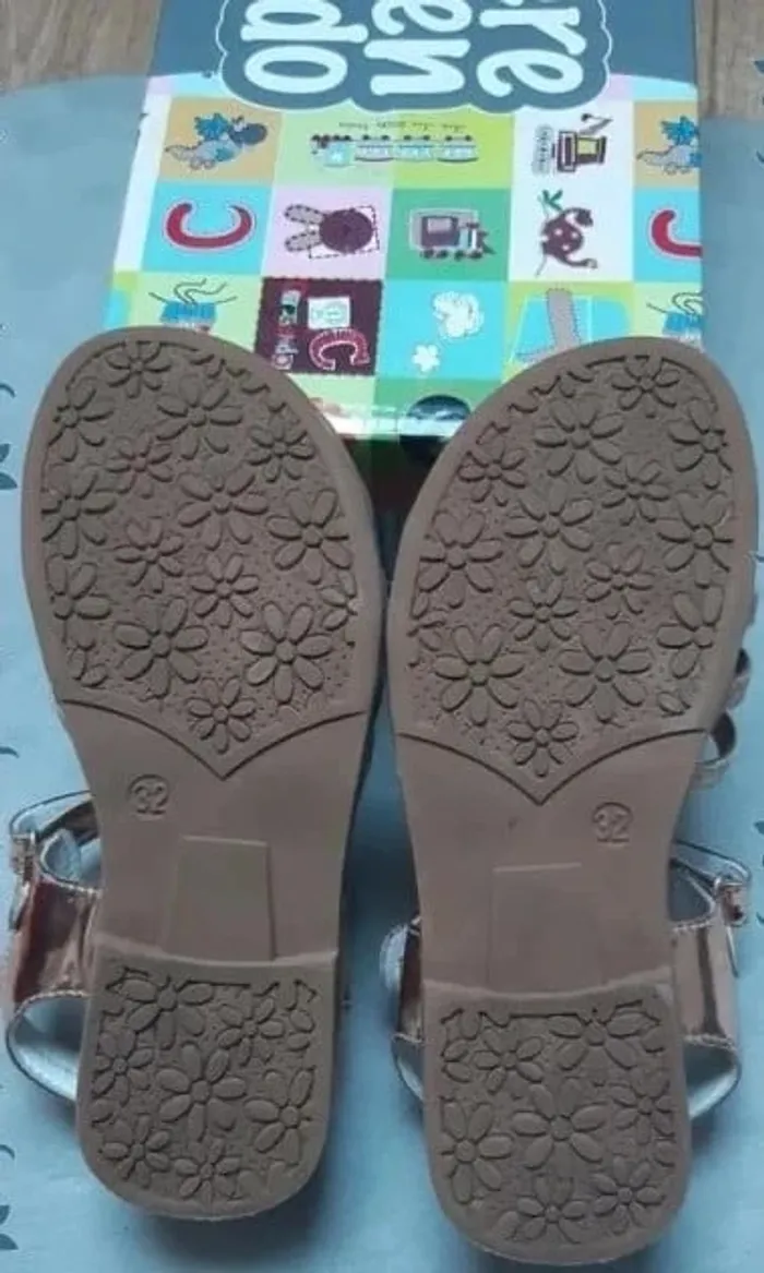 Chaussures sandales / sandalettes nu-pieds dorées pointure 32 en parfait état - photo numéro 4