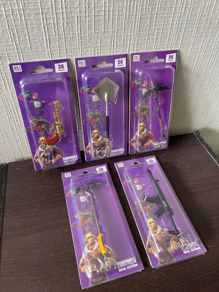 Lot de 5 metal keychain Fortnite collector - photo numéro 2