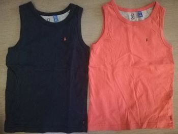 2 débardeurs corail et bleu marine