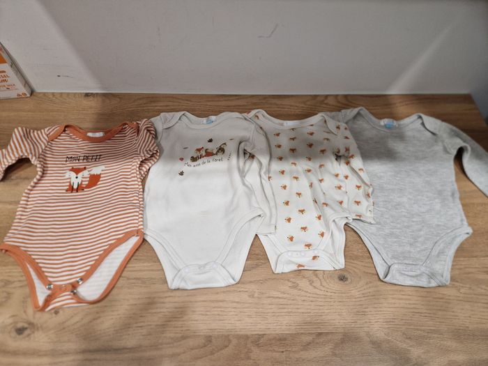 Lot de 4 bodies 12 mois - photo numéro 1