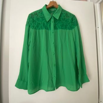 Chemisier vert  et dentelle