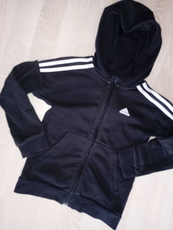 Gilet cardigan noir Adidas
T. 7-8 ans - photo numéro 3