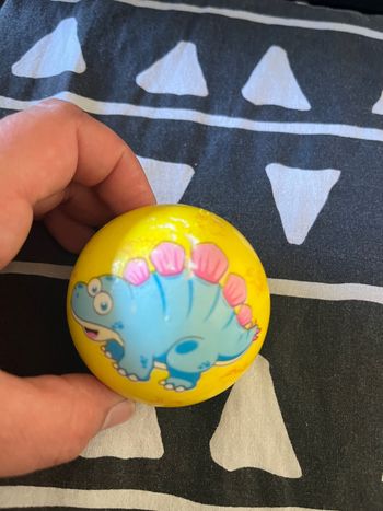 Petite balle en mousse dinosaure