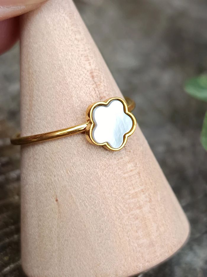 Bague acier inoxydable fleurs blanches - photo numéro 2