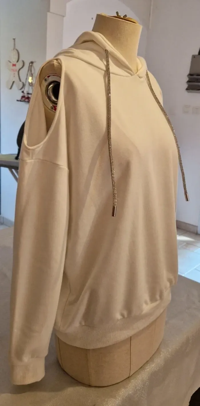 Sweat à capuche Fashion épaules dénudées, strass - photo numéro 12