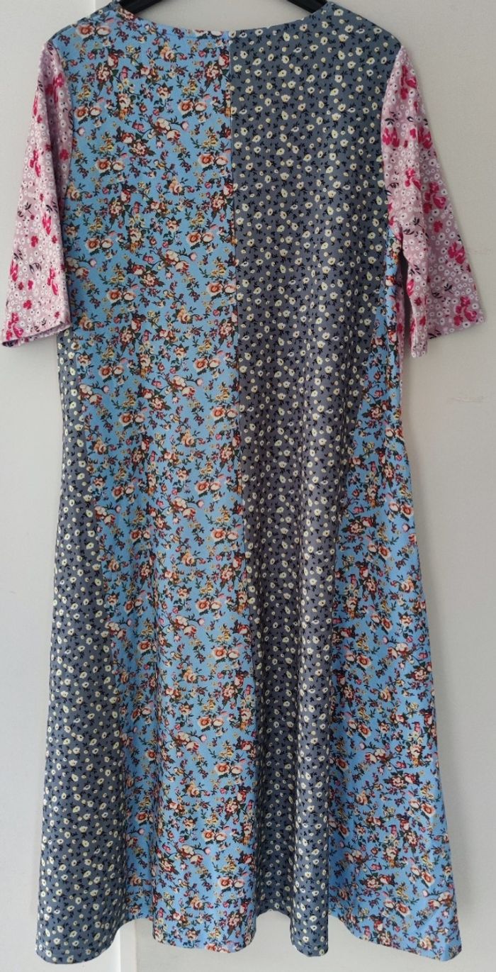 Robe à imprimé floral à col en V pour femme marque Maria & Gabriele taille L couleur bleu et rose - photo numéro 8