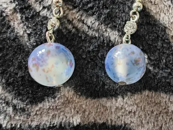 Lots de deux paires de boucles d'oreilles boules pendantes