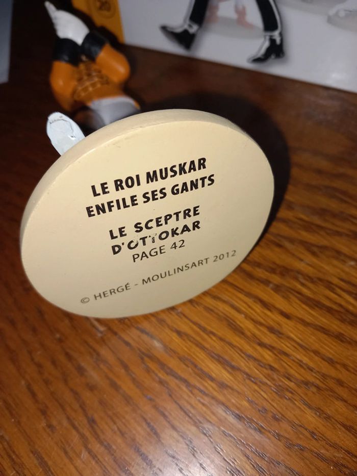 Figurine le roi muksar enfile ses gants - photo numéro 2