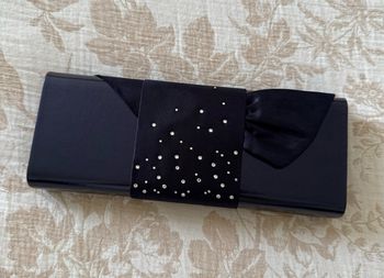 Très jolie pochette Estée Lauder avec cristaux Swarovski