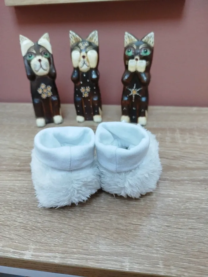 Petits chaussons blancs taille 16/17 - photo numéro 3