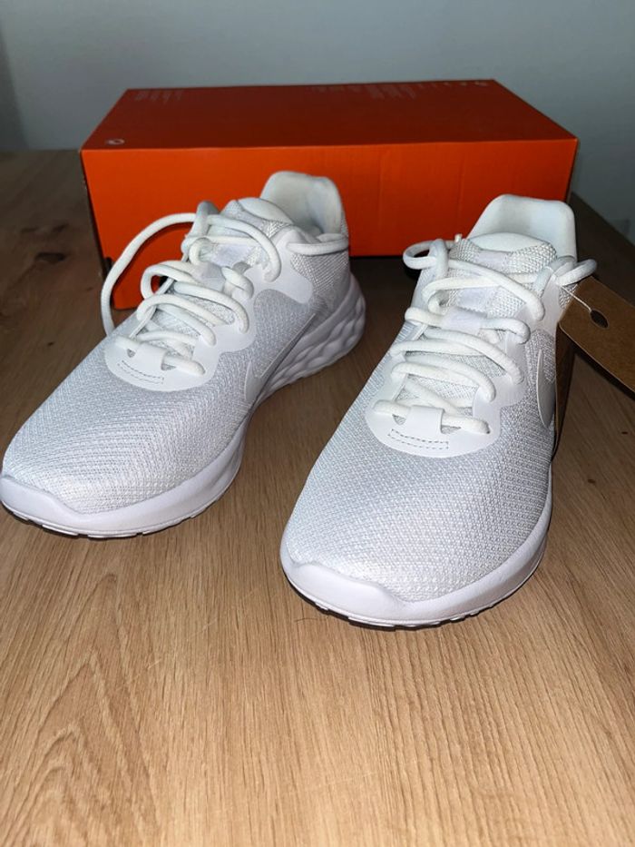 Baskets , Nike , Blanches , Femmes , Taille 39 , neuves - photo numéro 2