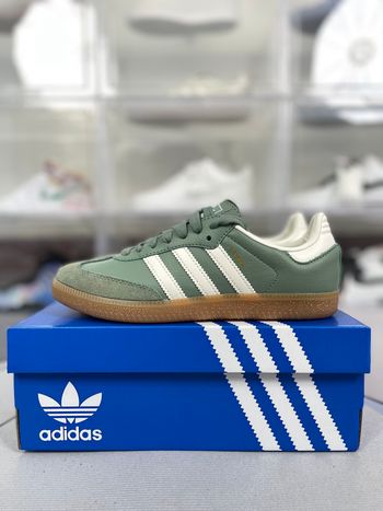 40：En stock : Baskets classiques ADIDAS ORIGINALS SAMBA OG. Un modèle plébiscité par les célébrités 
