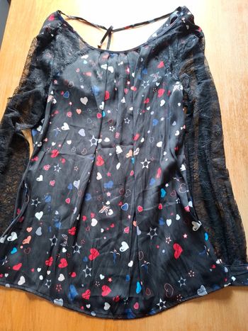 Joli haut manches dentelles