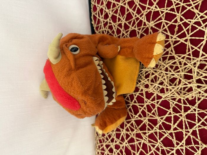 Peluche marionnette dinosaure orange Jurassic world 25 cm - photo numéro 3