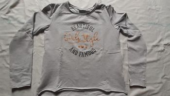 Pull gris clair motif écriture noire et doree