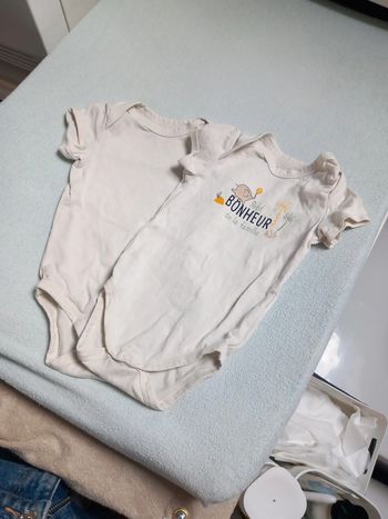 2 body tape à l'œil taille 6 mois