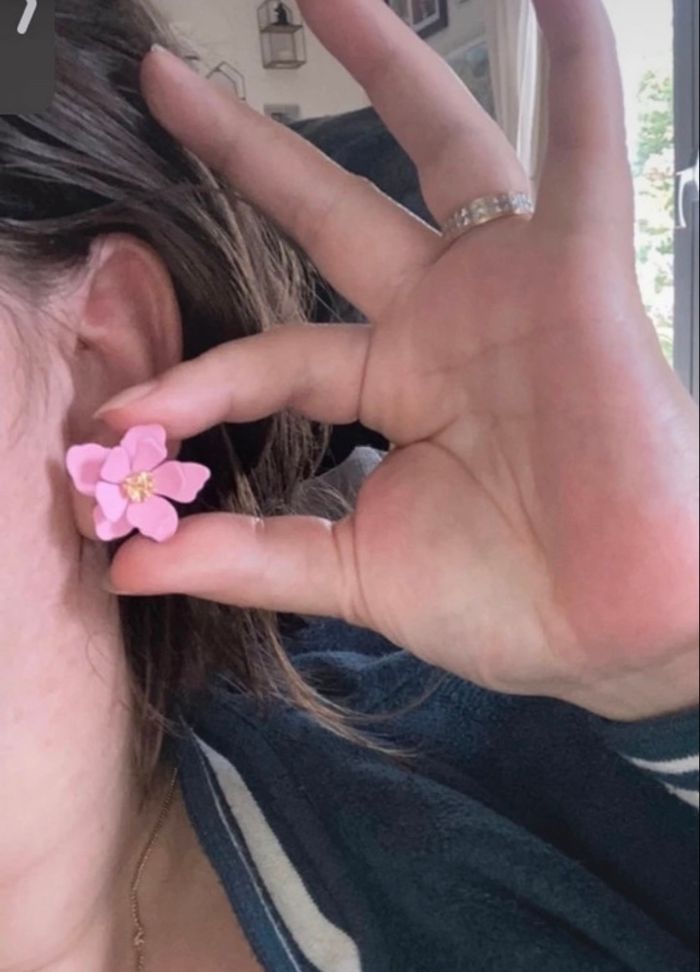 Petites boucles d’oreilles NEUVES 🌸 forme de fleurs couleur rose - photo numéro 2