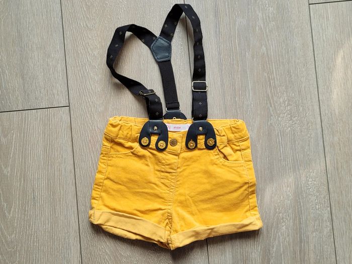 Très joli short moutarde avec bretelles. Fille 6 mois. Marque Gémo