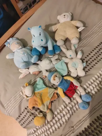 Lot de peluches doudous bébé