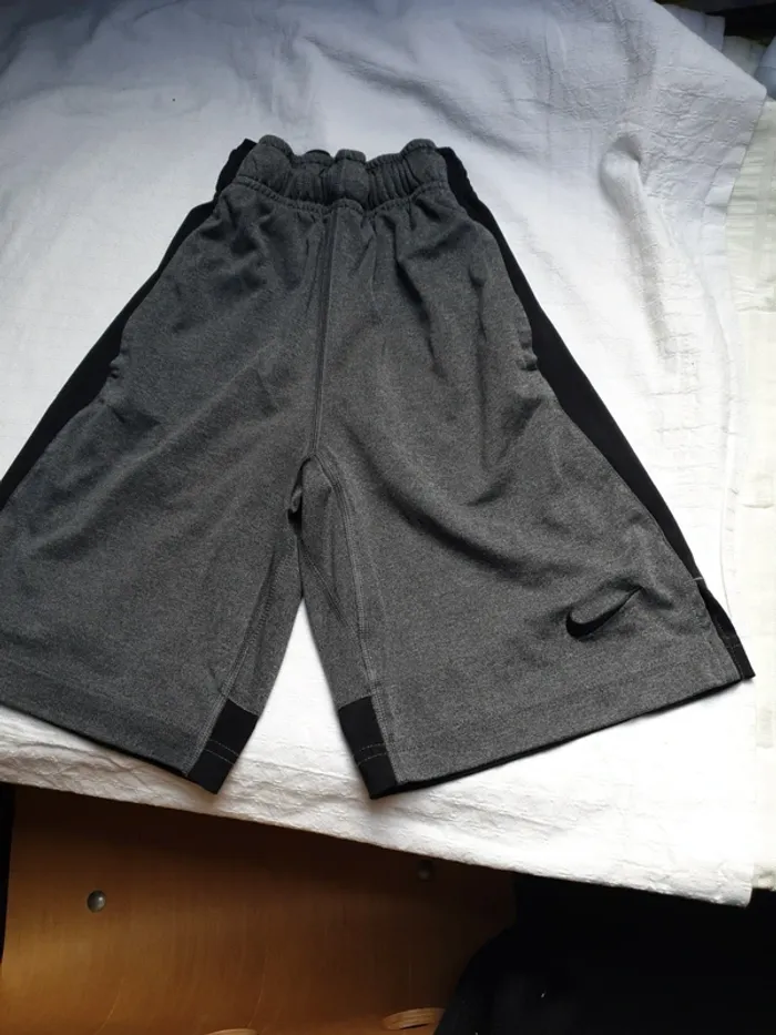 Short Nike gris foncé et noir
