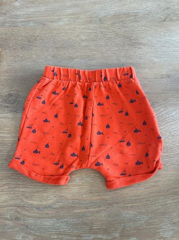 Short avec des petit bateau