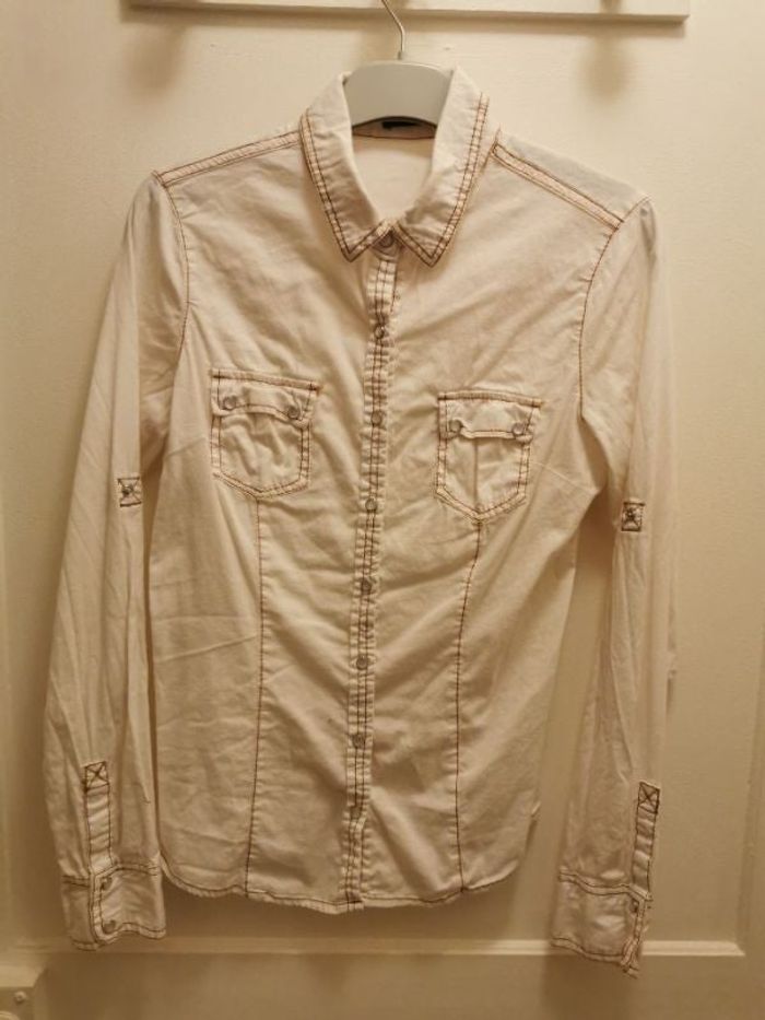 Chemise blanche et marron