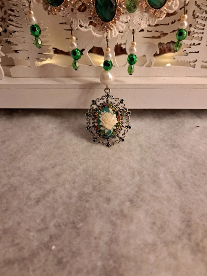 Collier magnifique strass vert dentelle et pendentif camé - photo numéro 3