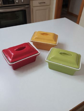 Lot de 3 petites terrines en céramique  avec couvercles
