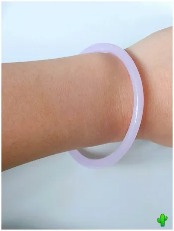 Bracelet jonc lila minimaliste en résine – style bracelet bouddhiste