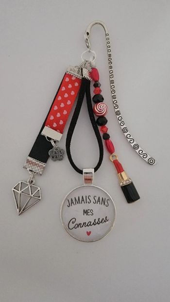 Cadeau humour,  bijoux de sac ou marque page " jamais sans même connasses"
